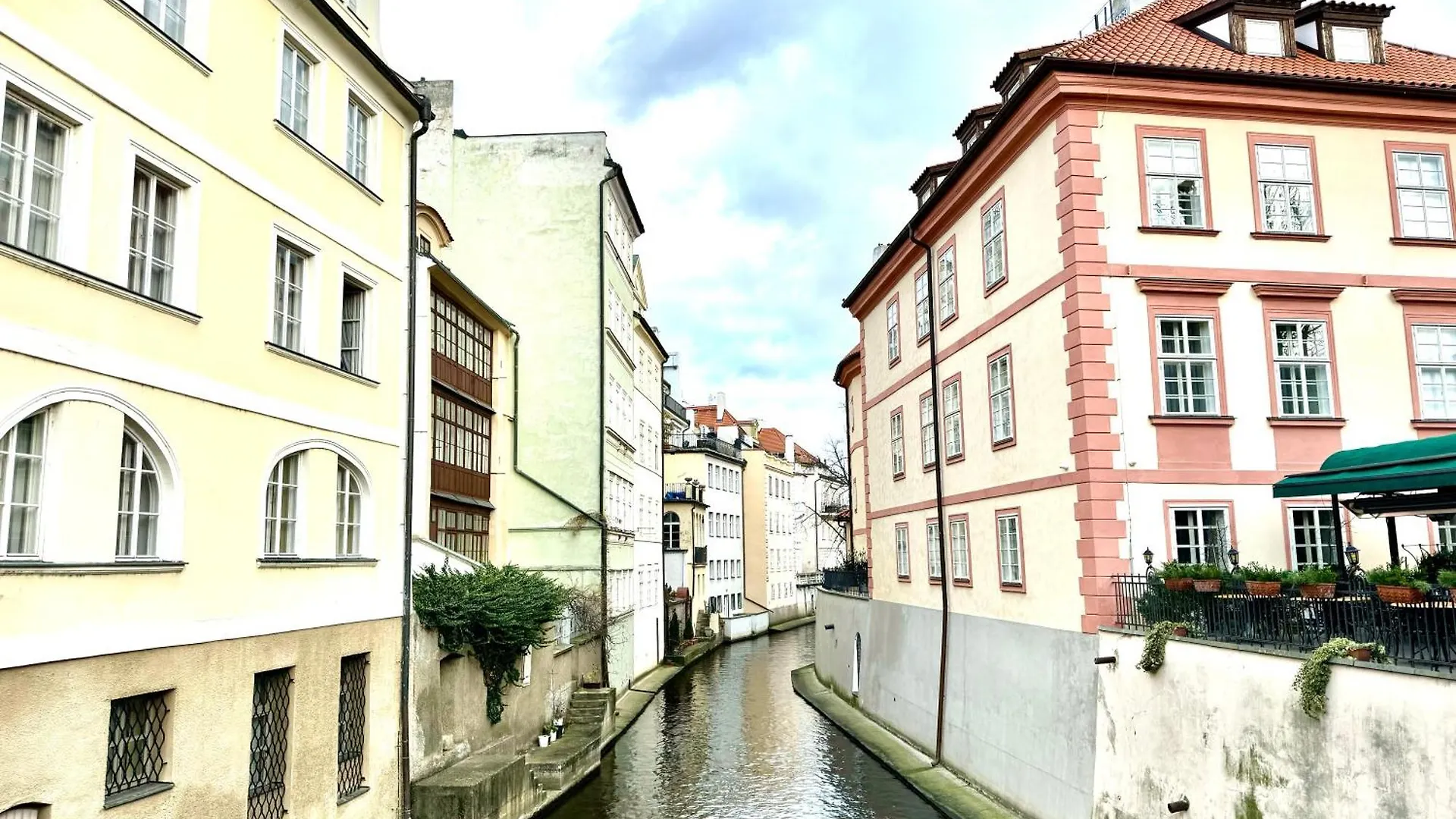 Apartment Elegantsuite 1 Minut Charles Bridge Ps5 And Garden Prague Czech Republic