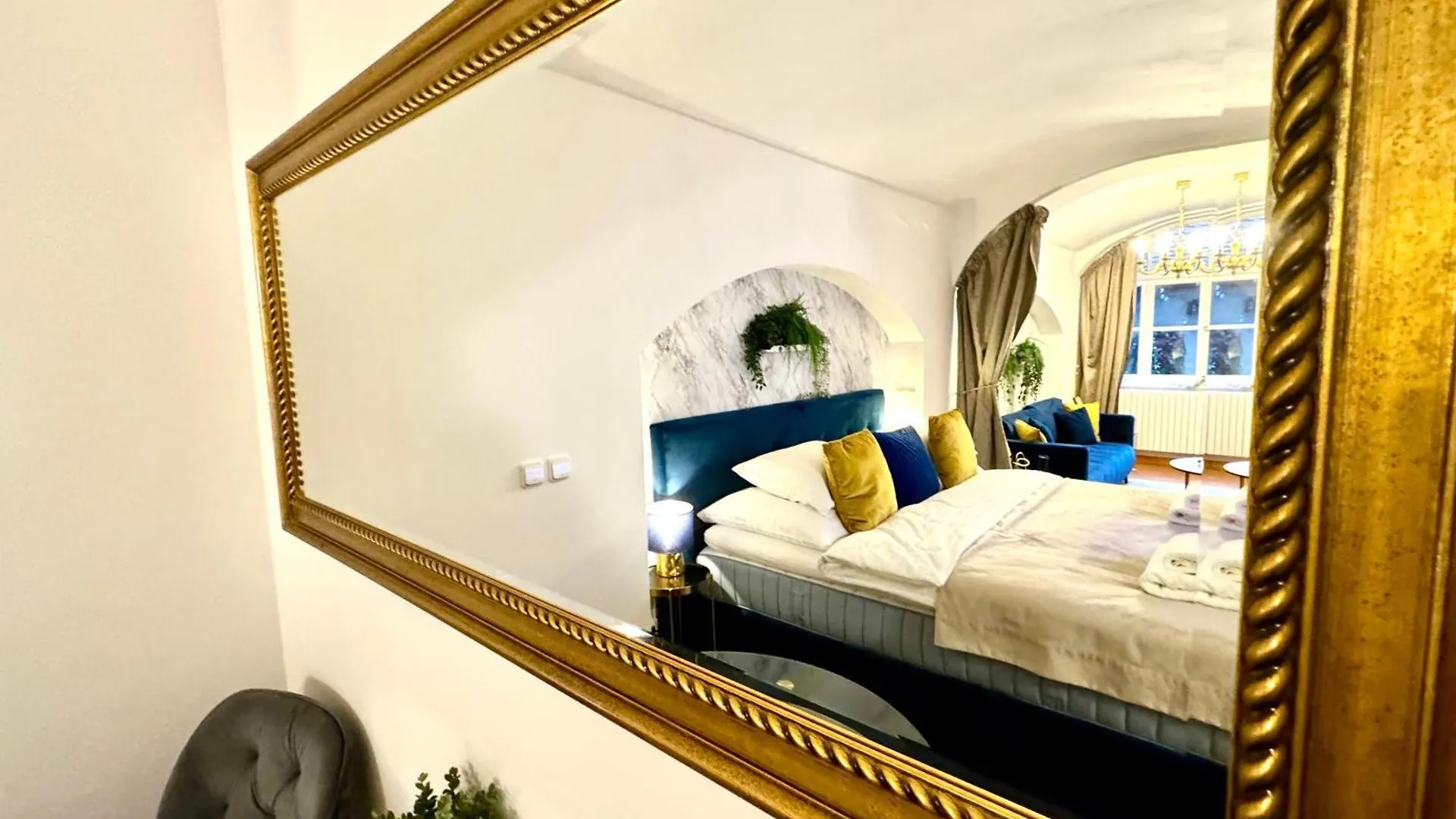 Apartment Elegantsuite 1 Minut Charles Bridge Ps5 And Garden Prague Czech Republic